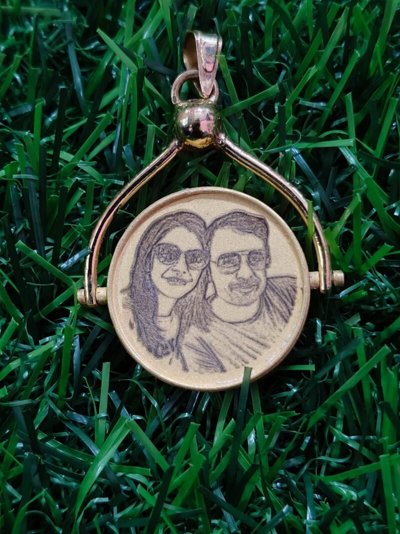 22K (916) Couple Photo & Couple Names Engraved Pendent (10 Gram) - Image 2
